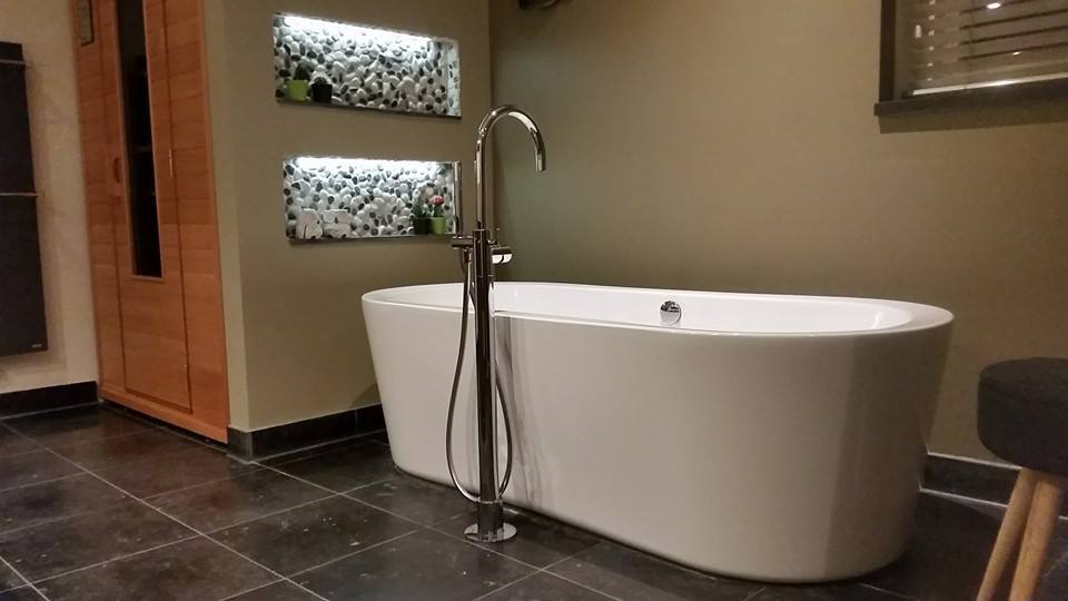Badkamer met tegels in natuursteen Zutphen